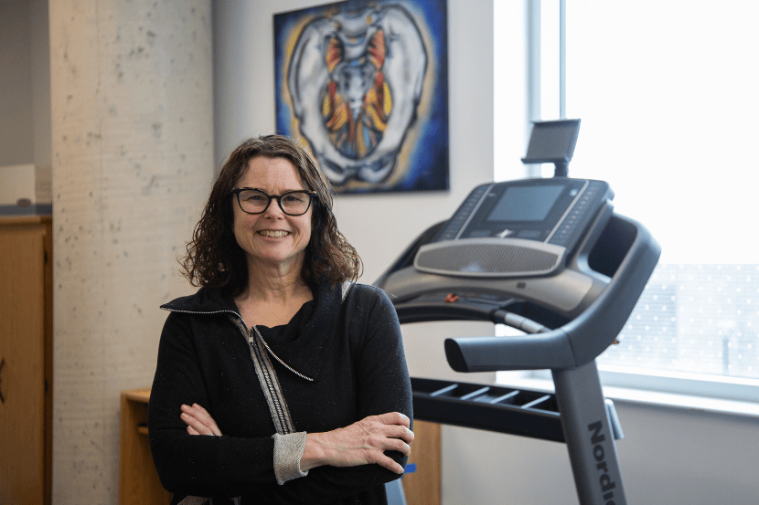 Linda McLean dans son laboratoire à la Faculté des sciences de la santé