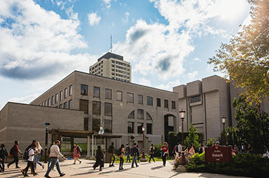 Étudiants passant la Faculté des arts sur le Grande Allée de l'université