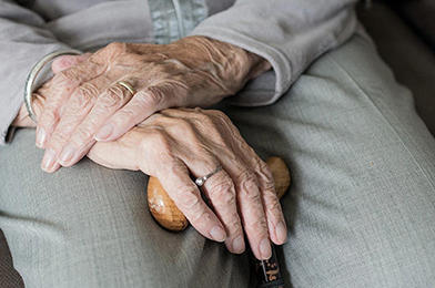 mains vieillissantes