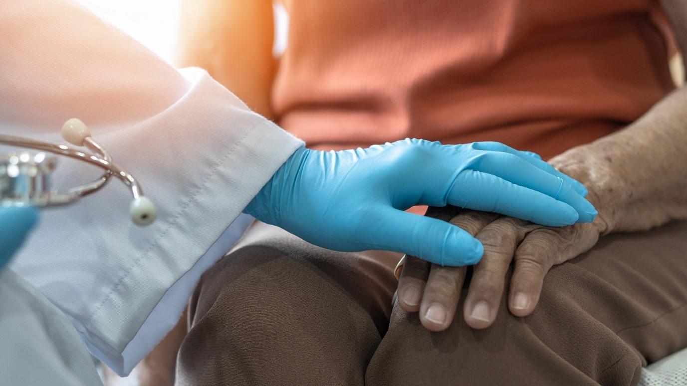 Professionnel de la santé tenant la main d'un patient