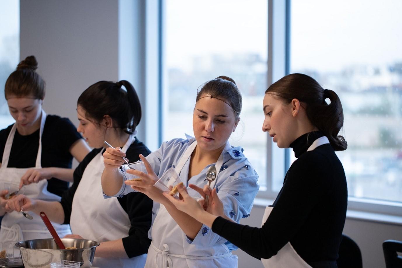 Étudiantes en cours de cuisine
