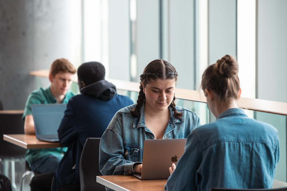 Étudiants dans le bâtiment FSS