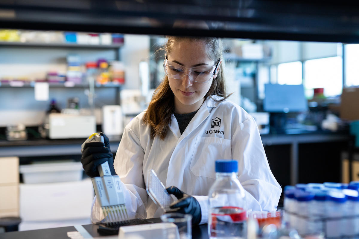 Étudiante de l'Université d'Ottawa en laboratoire