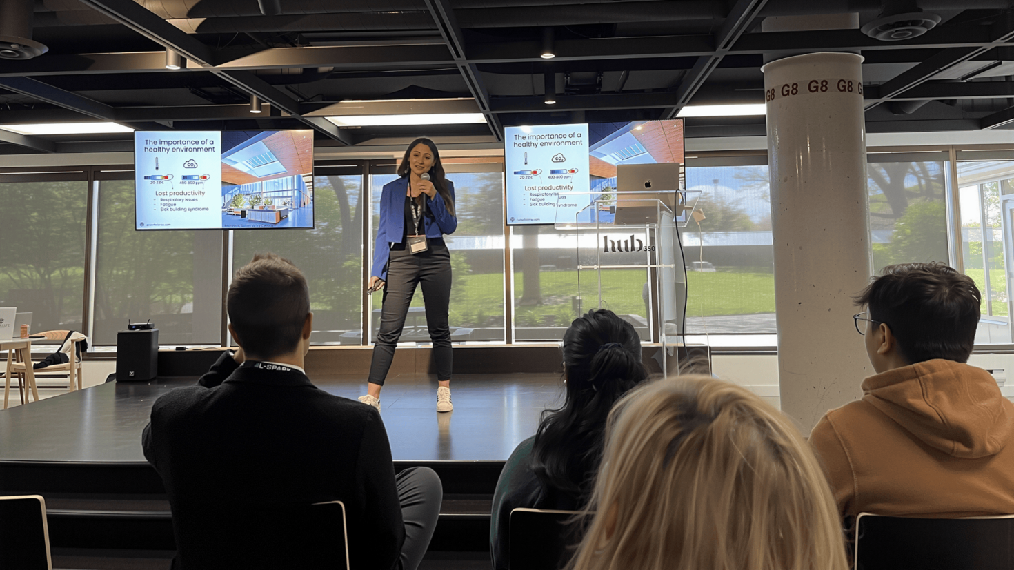 Olga Koppel présente son projet à un auditoire au Hub350