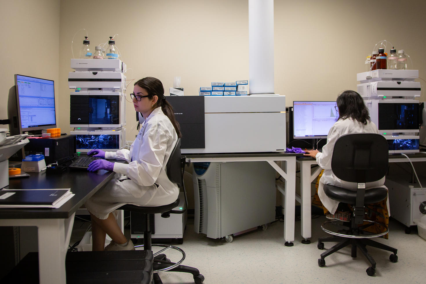 Deux femmes qui travaillent dans un laboratoire.