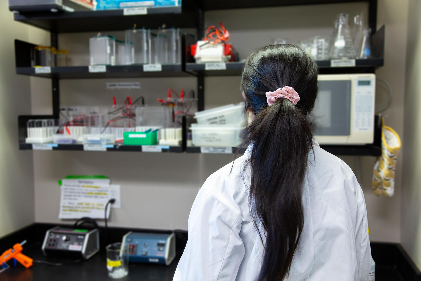 Une femme dans un laboratoire.