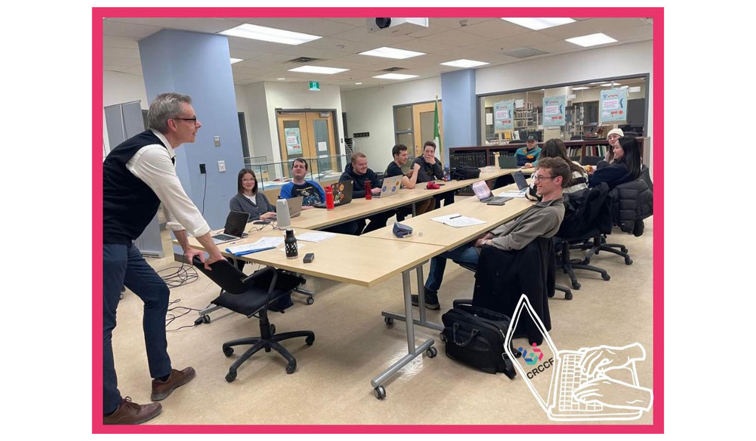 Visuel de l'annonce des bourses de recherche du CRCCF 2025-2026, avec une photo d'étudiants assis autour de tables lors d'un séminaire et un dessin blanc représentant un ordinateur portable (en bas, à droite), le tout entouré d'un mince cadre magenta..
