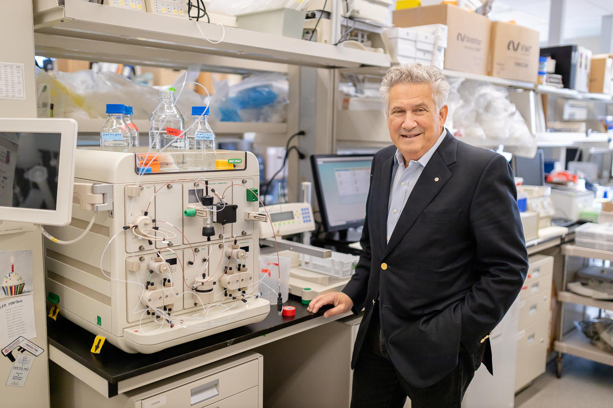 Dr Jeffrey Weitz dans son laboratoire à l'Institut de recherche David Braley (Hamilton, Ontario)
