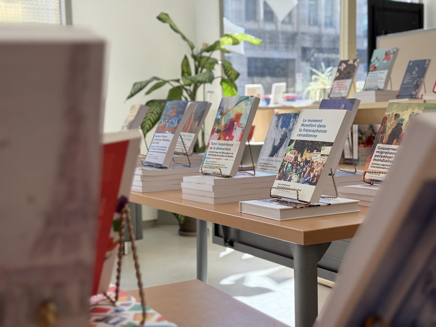 Présentoir de livres aux Presses de l'Université d'Ottawa