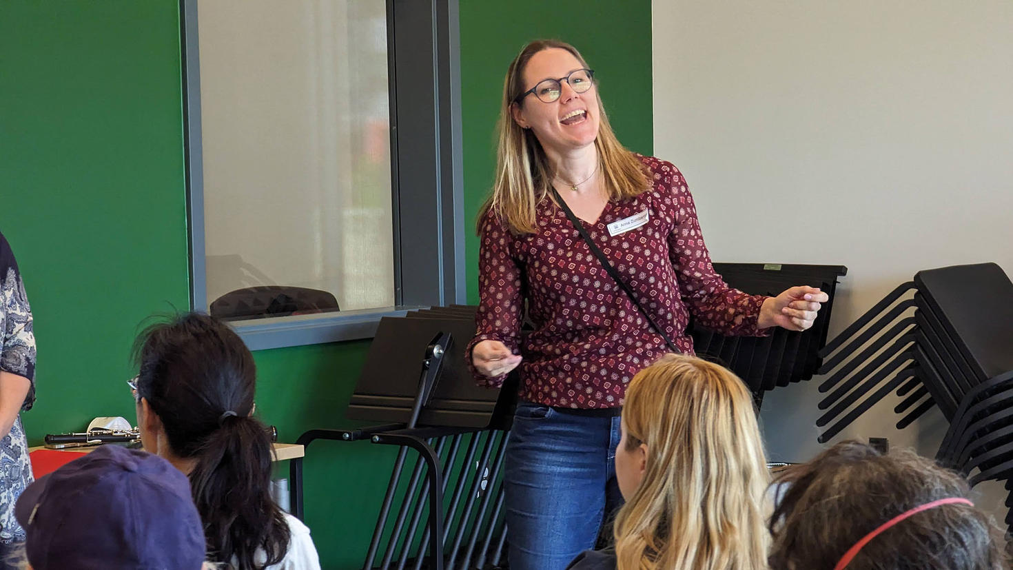 Anna Zumbansen dirigeant une classe de chant