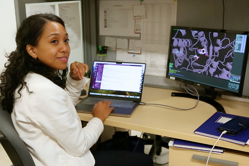 Rojo Rakotoharisoa travaillant sur des modèles moléculaires à l'ordinateur