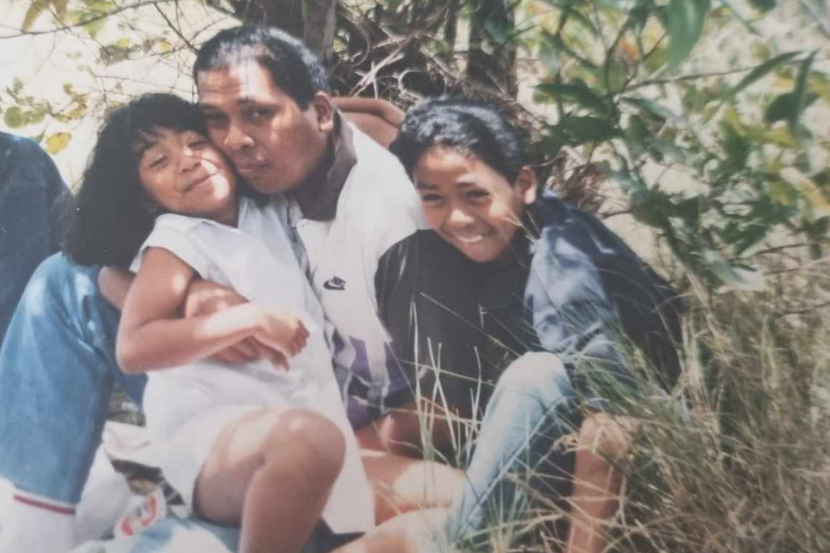 Rojo Rakotoharisoa enfant à Madagascar avec son père et son frère.