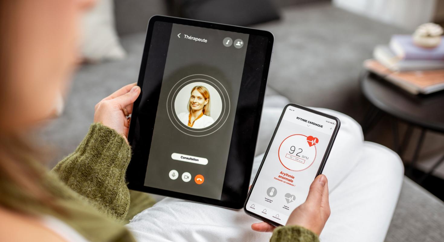 Une femme se sentant mal avec un rythme cardiaque élevé à la maison, passe un appel vidéo à un médecin à l'aide d'une tablette numérique. 