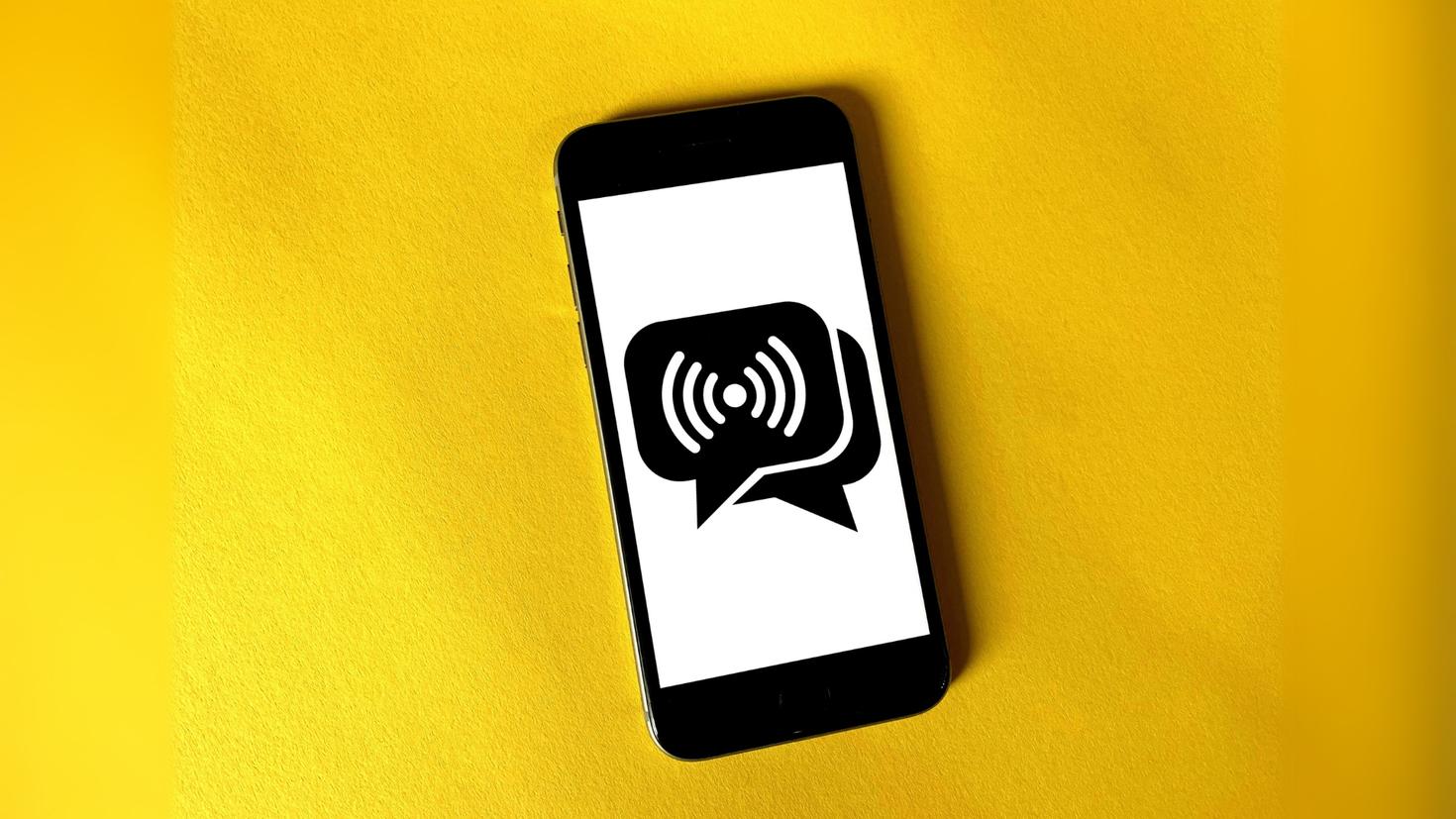 un téléphone sur fond jaune