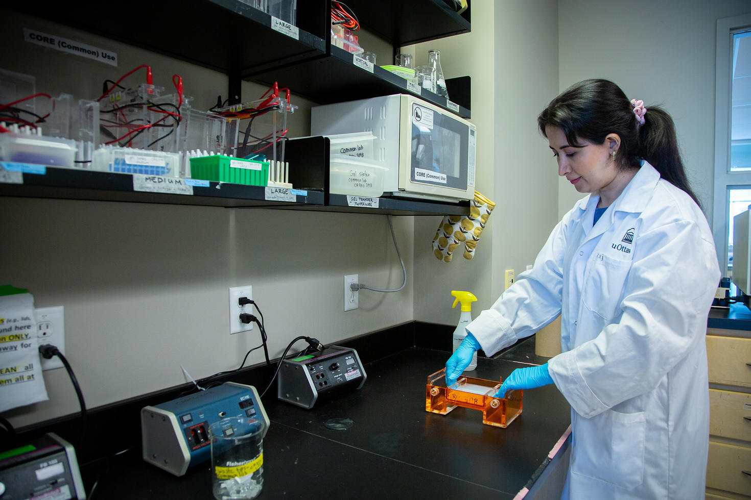 Une femme dans un laboratoire.