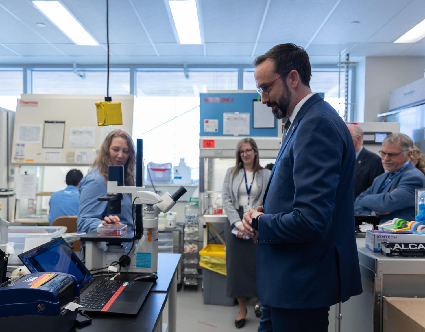 Le ministre Nolan Quinn dans un laboratoire du PCP2 à l'Institut de recherche de l'Hôpital d'Ottawa.