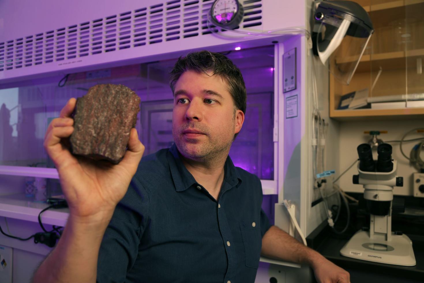 Jonathan O’Neil, professeur agrégé au Département des sciences de la Terre et de l’environnement 