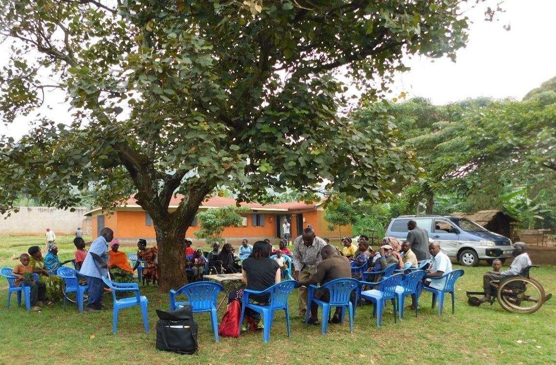 Un groupe de personne réuni dehors.