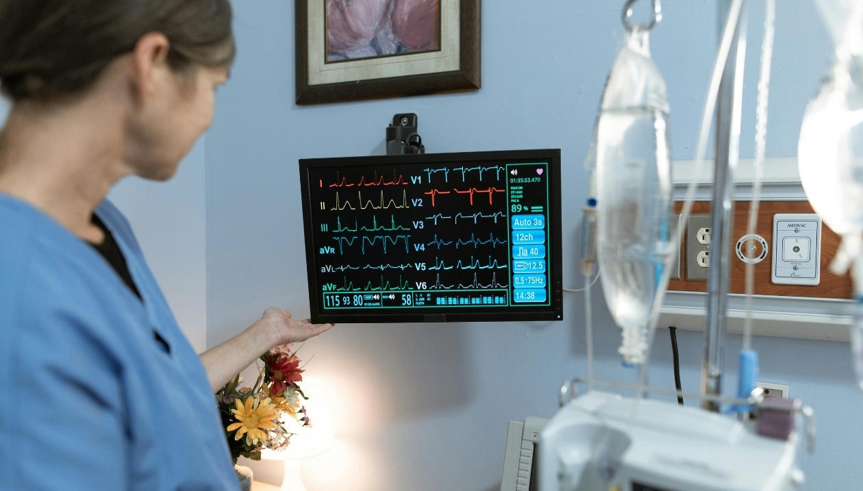 Un moniteur cardiaque dans un milieu hospitalier.