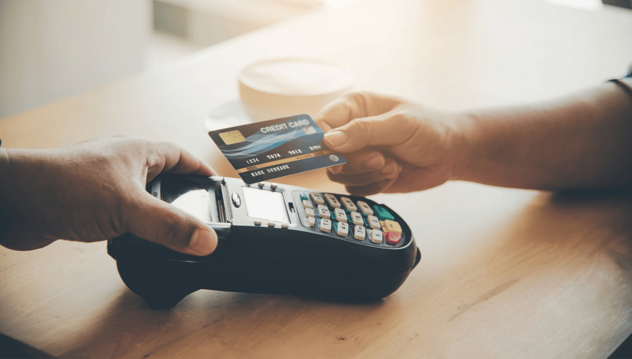 Une carte de crédit sur un terminal de point de vente (TPV).