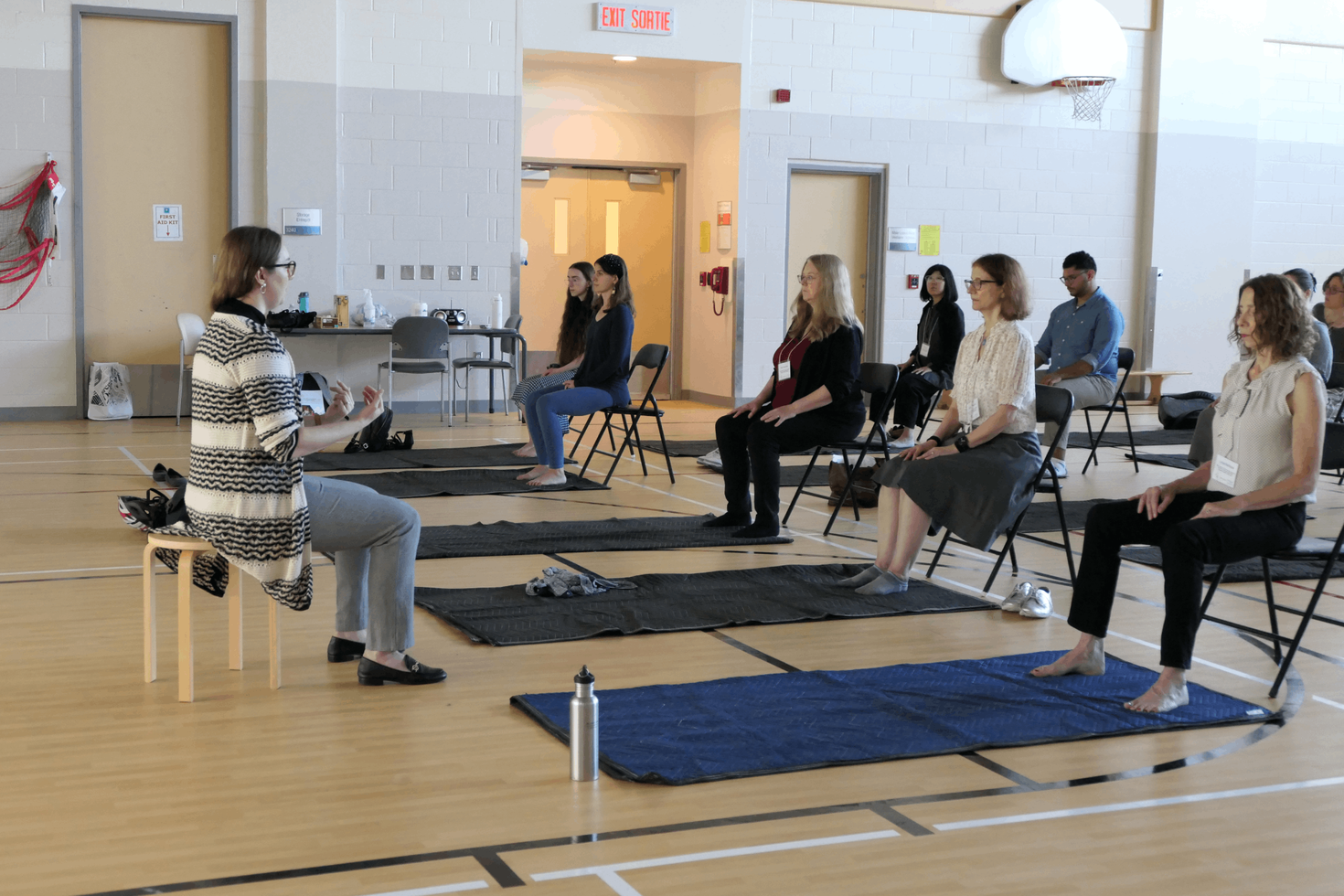 Participants dans un cours de Feldenkrais.