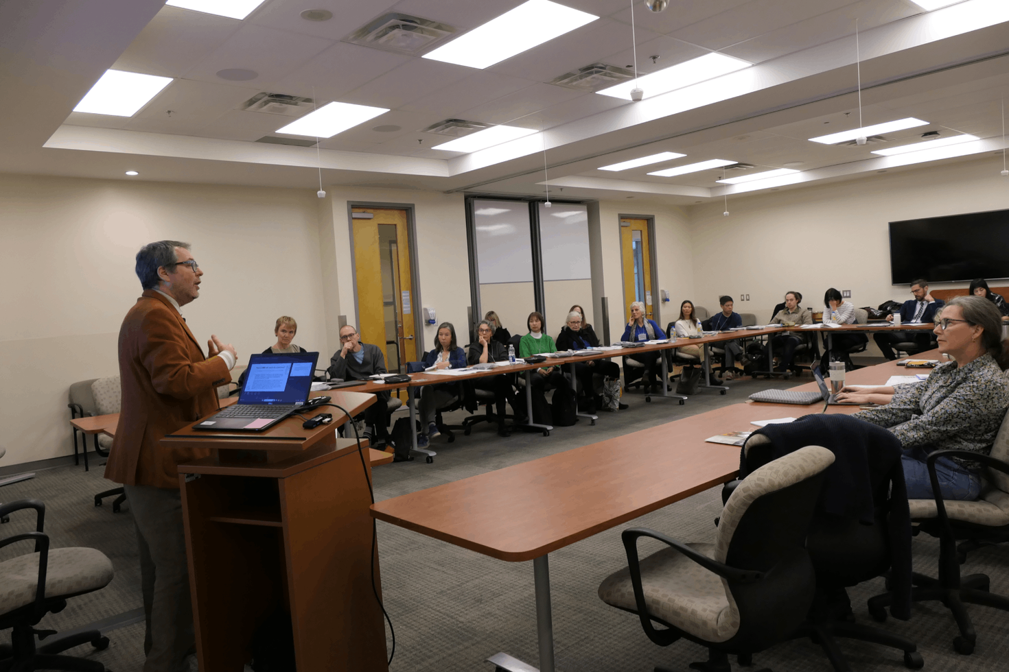 Le professeur Comeau présente ses recherches.