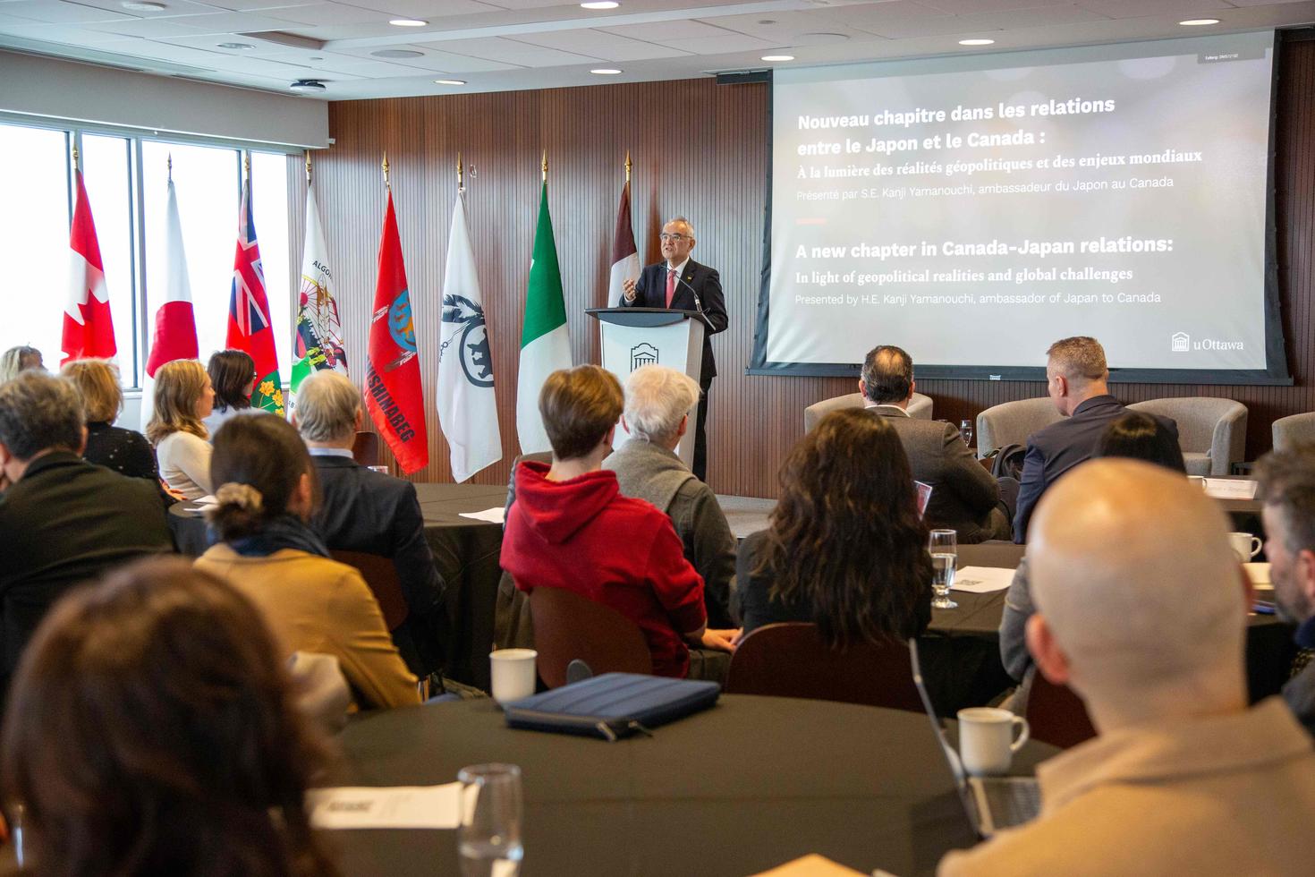 H. E. Kanji Yamanouchi, ambassadeur du Japon au Canada, en train de faire une présentation lors d’un événement.