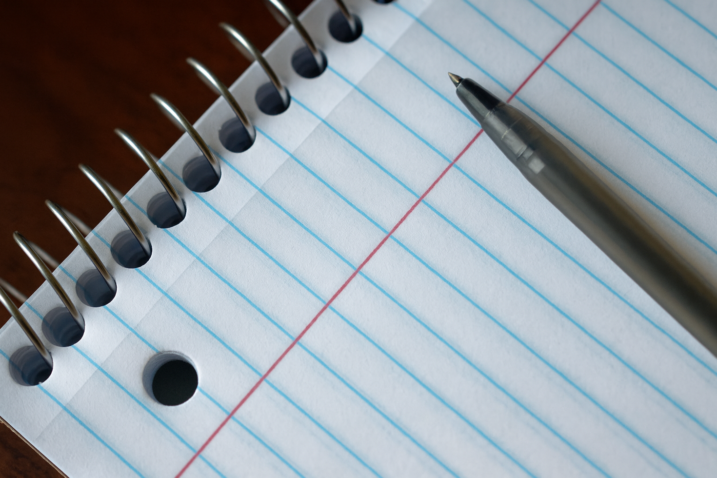 Stylo sur un cahier ligné à spirale.