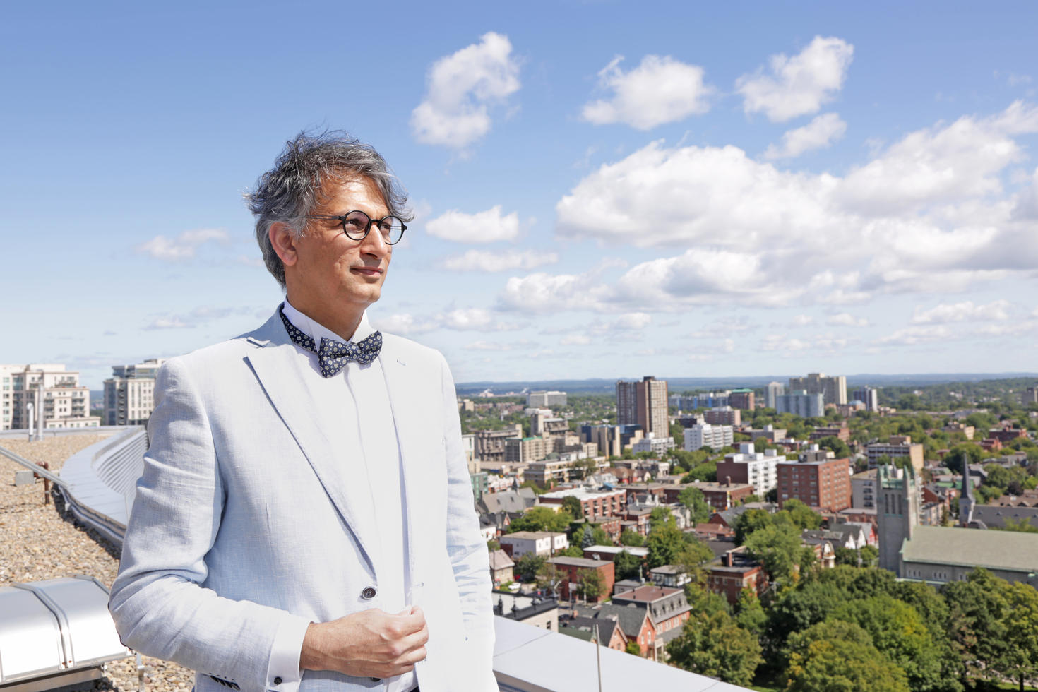 Professeur Ebrahim Karimi sur le toit du campus de l’Université d’Ottawa, avec vue sur la ville.