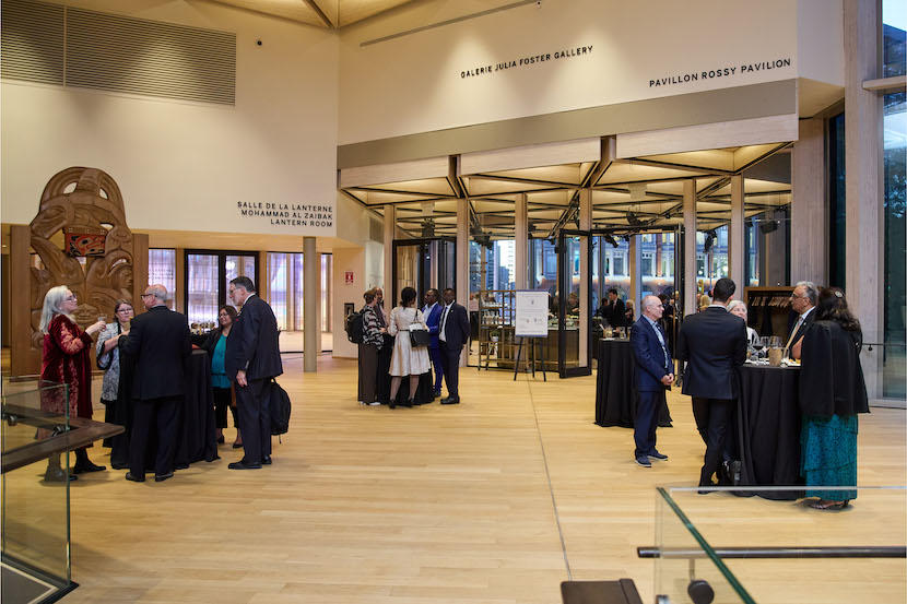 Des groupes de personnes réseautant autour de tables cocktail.