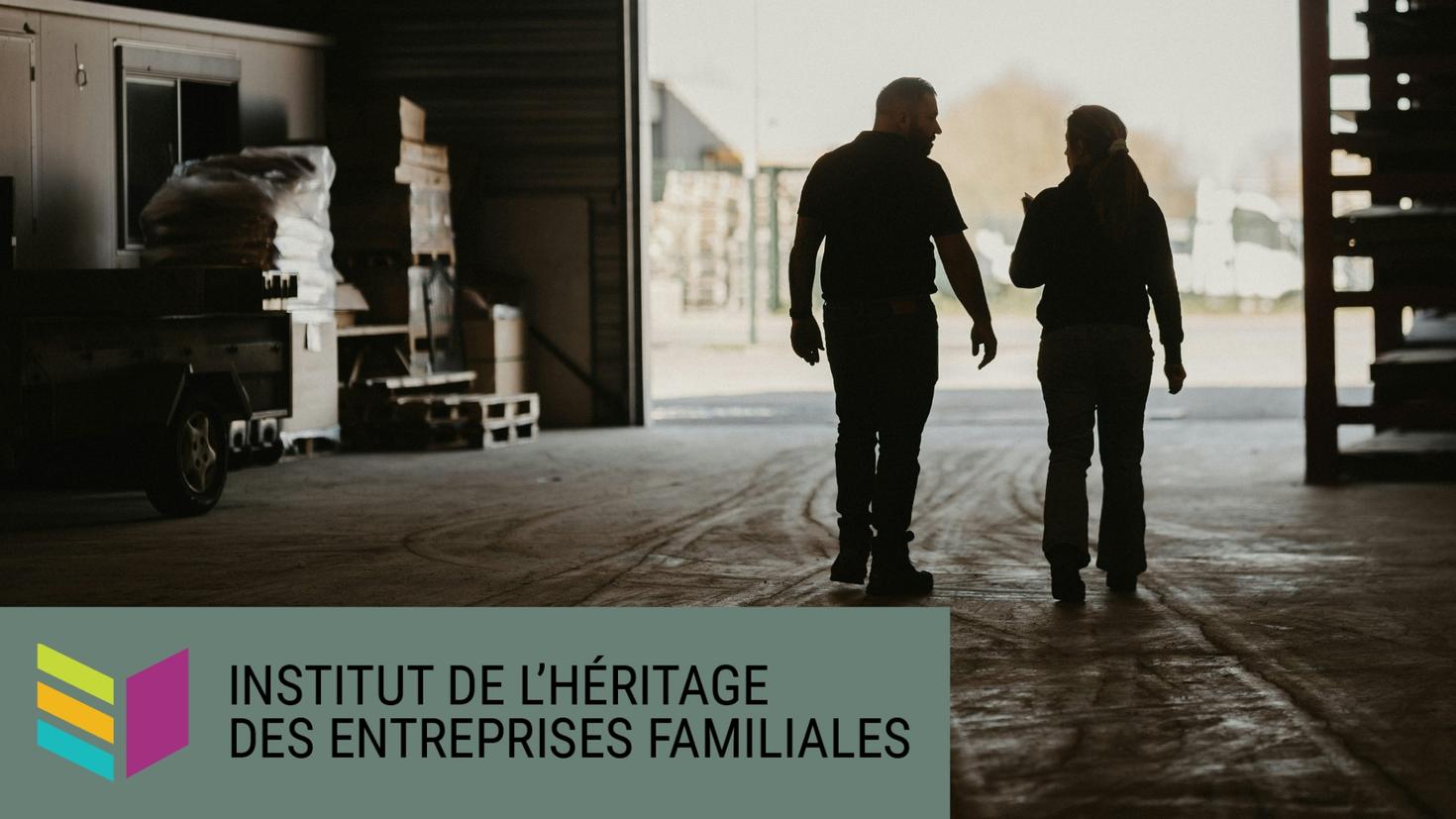 Photo d'un homme âgé et d'une femme marchant dans un garage, prises de dos. Le logo de l'Institute de l'héritage des entreprises familiales figure en bas à gauche sur fond vert olive.