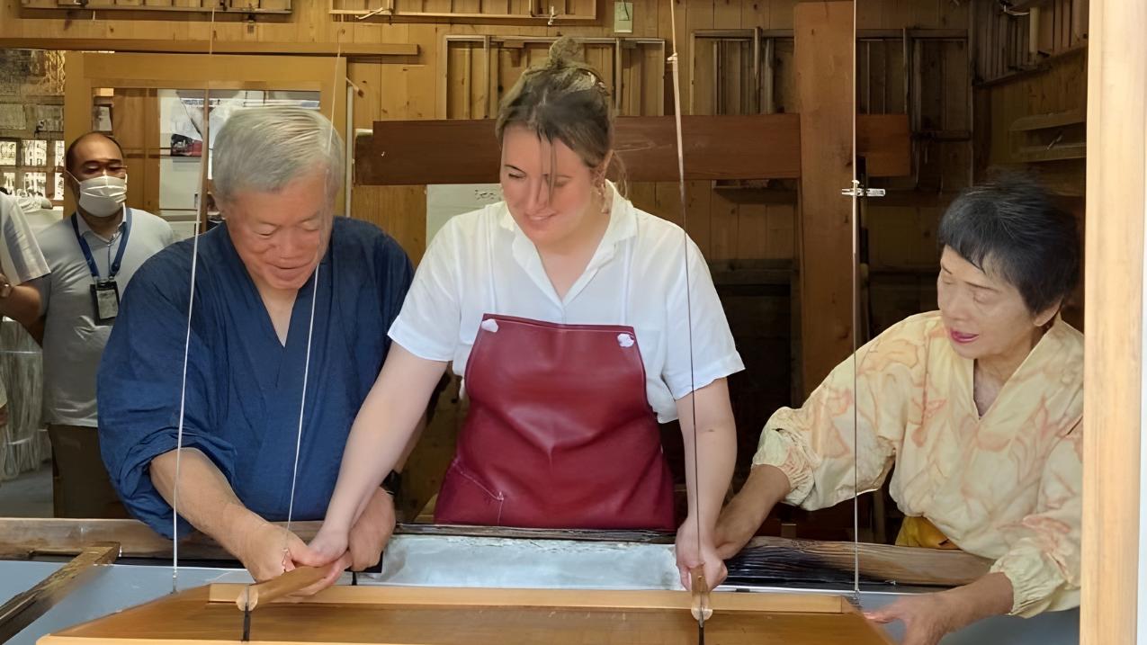 Gabriela Rosas apprend à fabriquer une feuille de washi sous la supervision attentive de Takehisa et Toyomi Suzuki.
