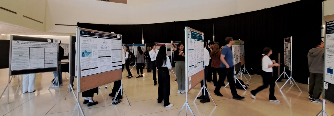 Étudiant·e·s installant leurs affiches et pratiquant leur présentation.