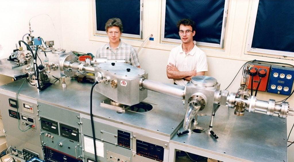 Anne L’Huillier avec le spectromètre spécialement conçu pour observer les harmoniques d’ordre élevé, aux côtés de Philippe Balcou, son premier doctorant, en 1990.