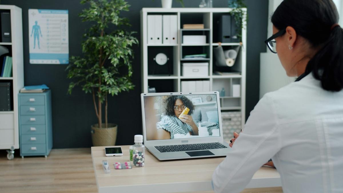 Une femme médecin lors d'un appel virtuel avec un patient