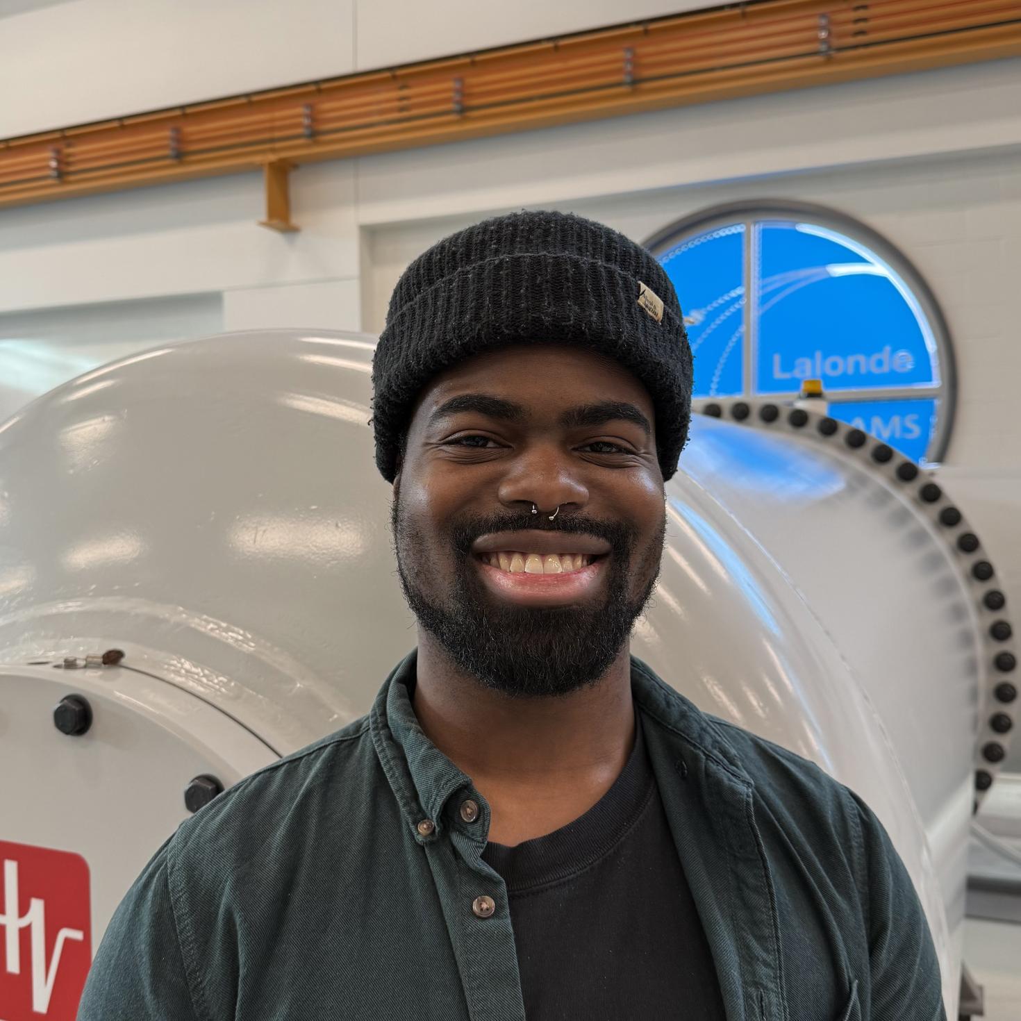 Alexander Henry devant une machine SMA