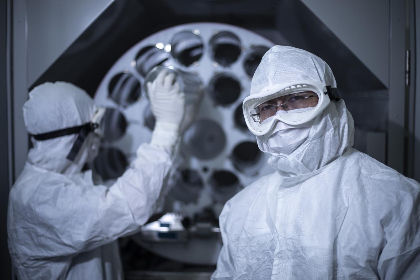 Deux chercheurs dans le Centre de fabrication de produits biothérapeutiques.