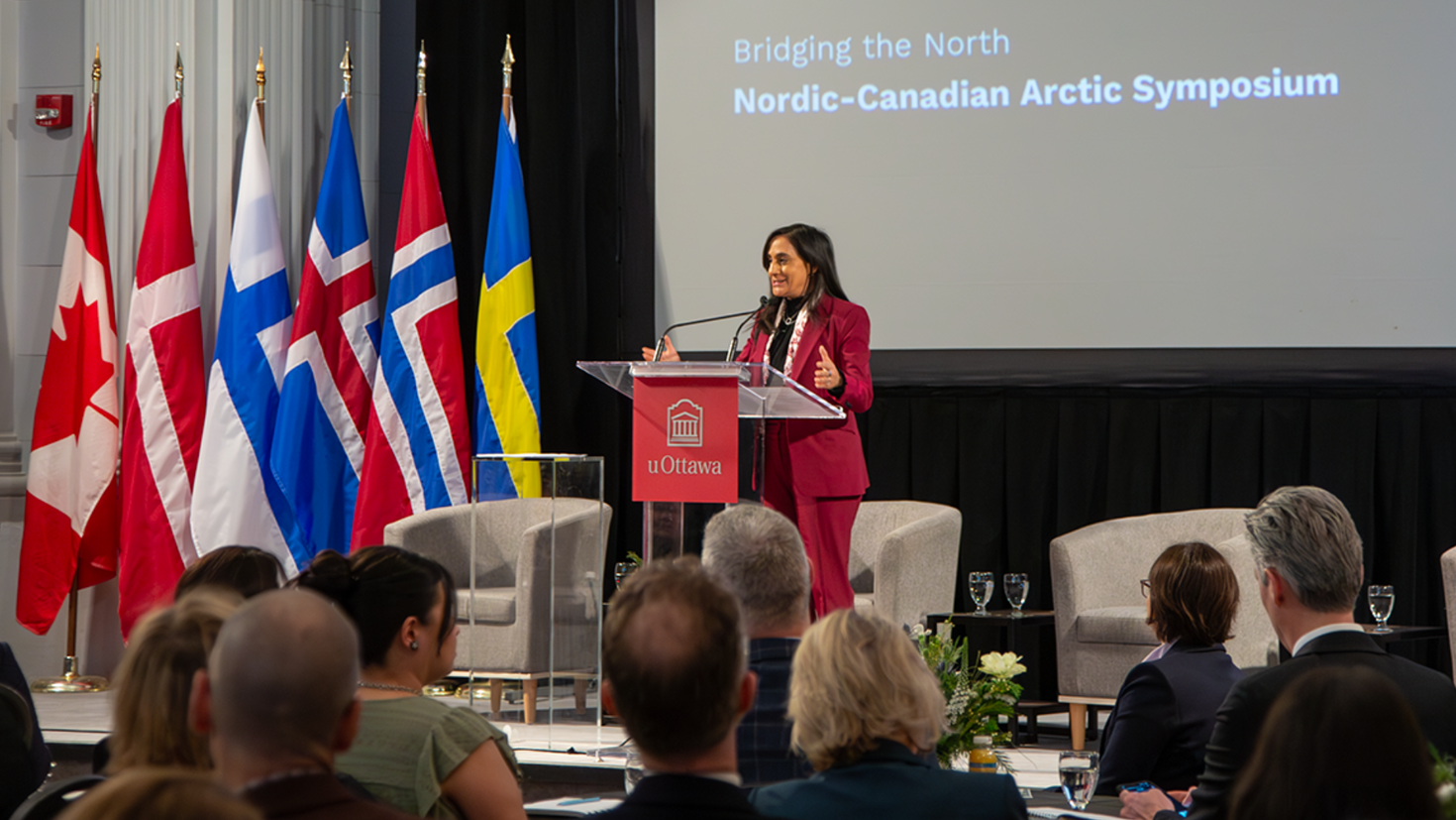 L'honorable Anita Anand, ministre des affaires étrangères du Canada, prononce un discours