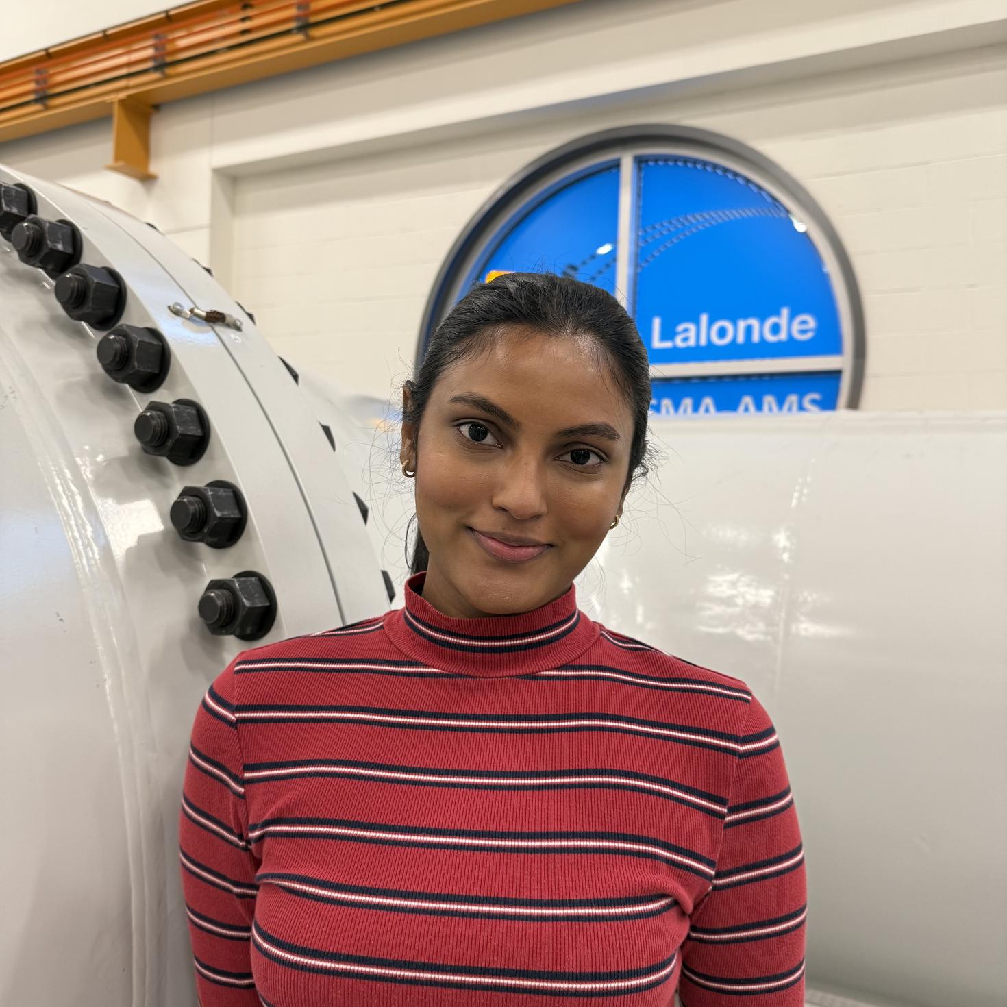 Nandanee Mulloo devant une machine SMA