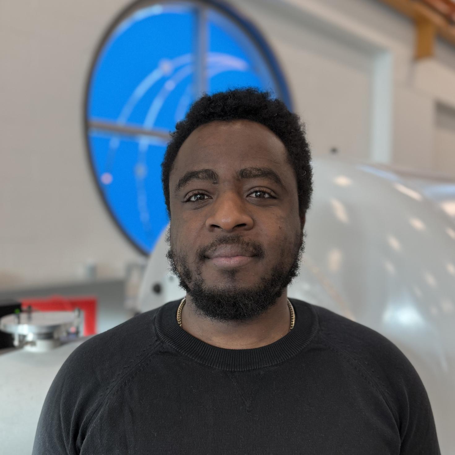 Dr. Jean de la Paix devant une machine SMA