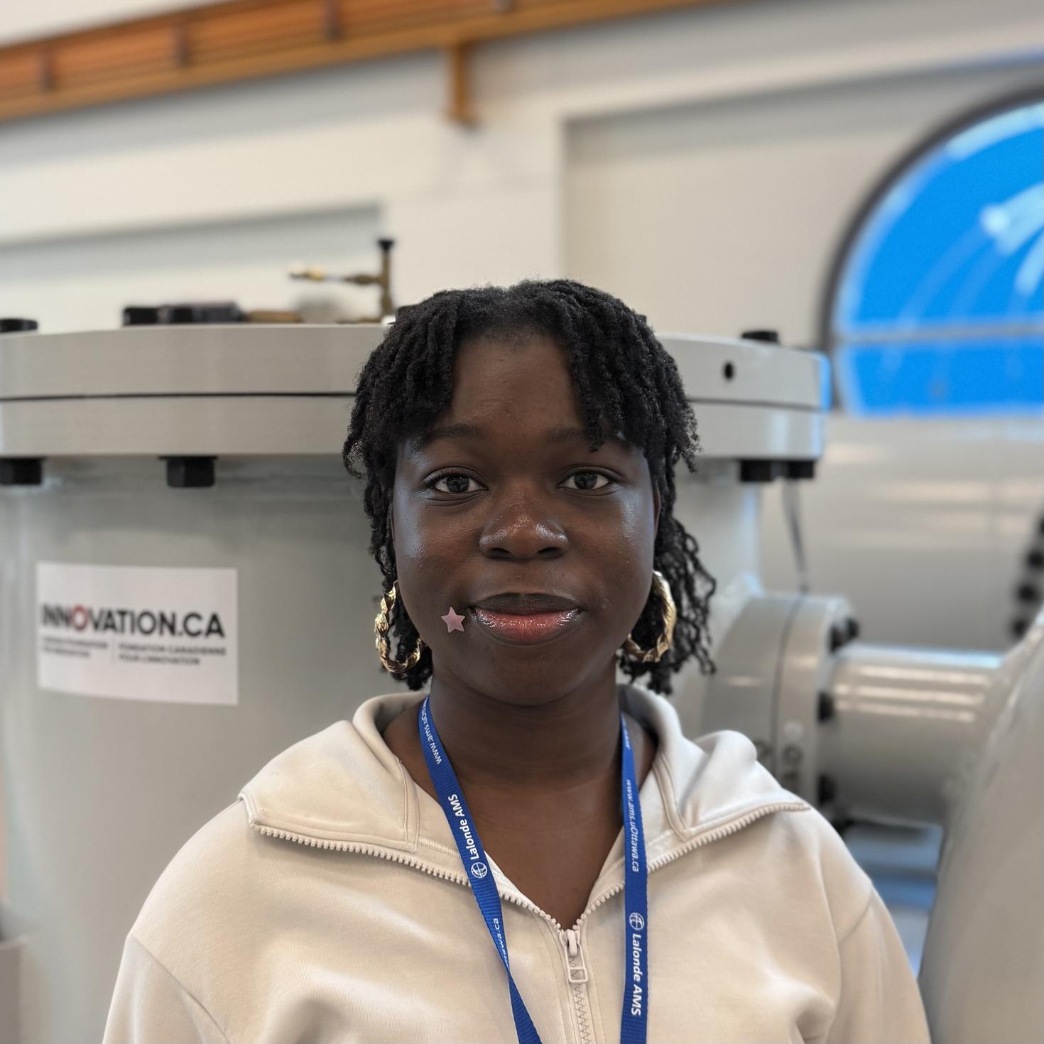 Yousrath Osseni devant une machine SMA