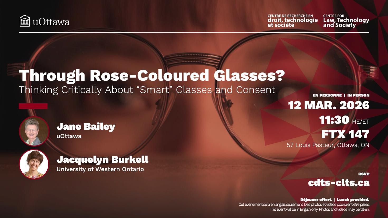 Quelqu'un regardant à travers une paire de lunettes.