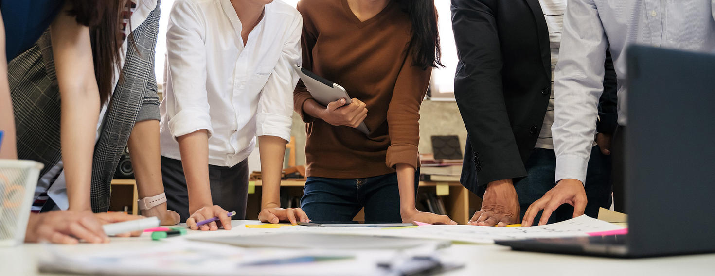Une équipe de travail réunie autour d'une table