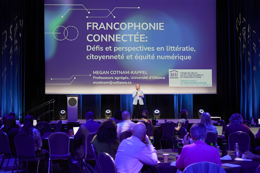 La professeure Megan Cotnam-Kappel s'exprime sur scène lors d'une conférence.