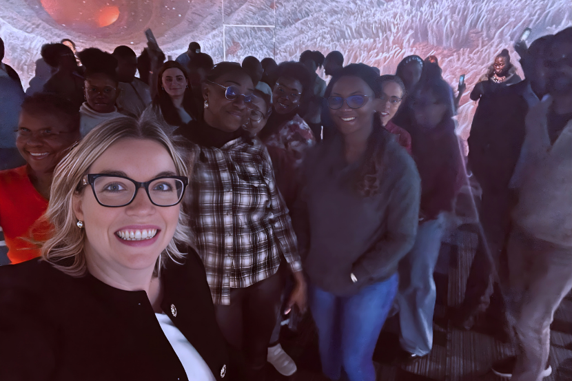 La professeure Megan Cotnam-Kappel avec des étudiantes et étudiants à la formation, profitant du cylindre immersif à INNOVA.