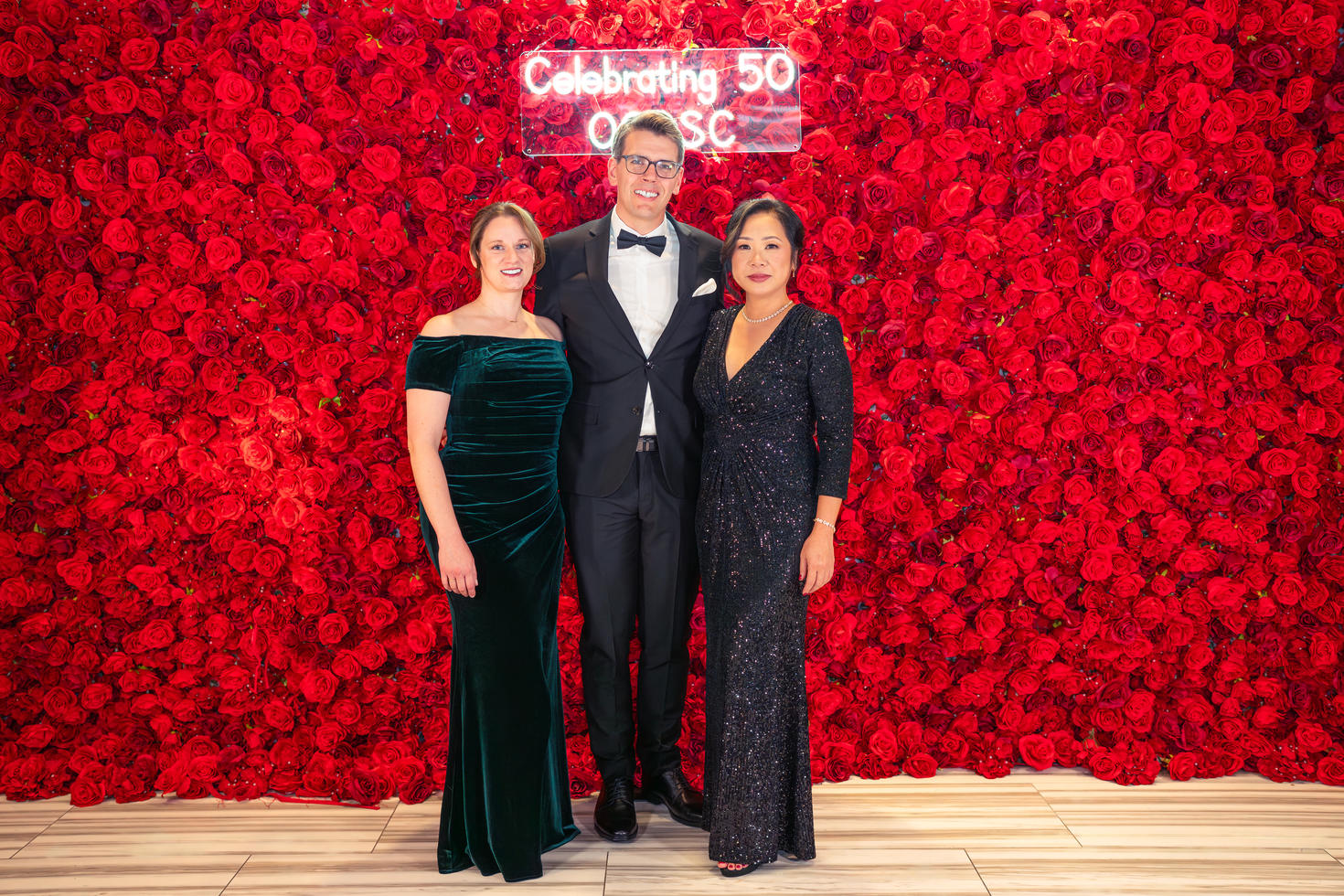 De gauche à droite : Queenie Huynh, David Cook et son épouse Andrea lors d’un gala célébrant le 50e anniversaire du Centre de services communautaires chinois d'Ottawa. Queenie, dont l’endométriose est restée non diagnostiquée pendant des années et a évolué en cancer de l’ovaire, est maintenant partenaire patiente intégrée à son programme de recherche.