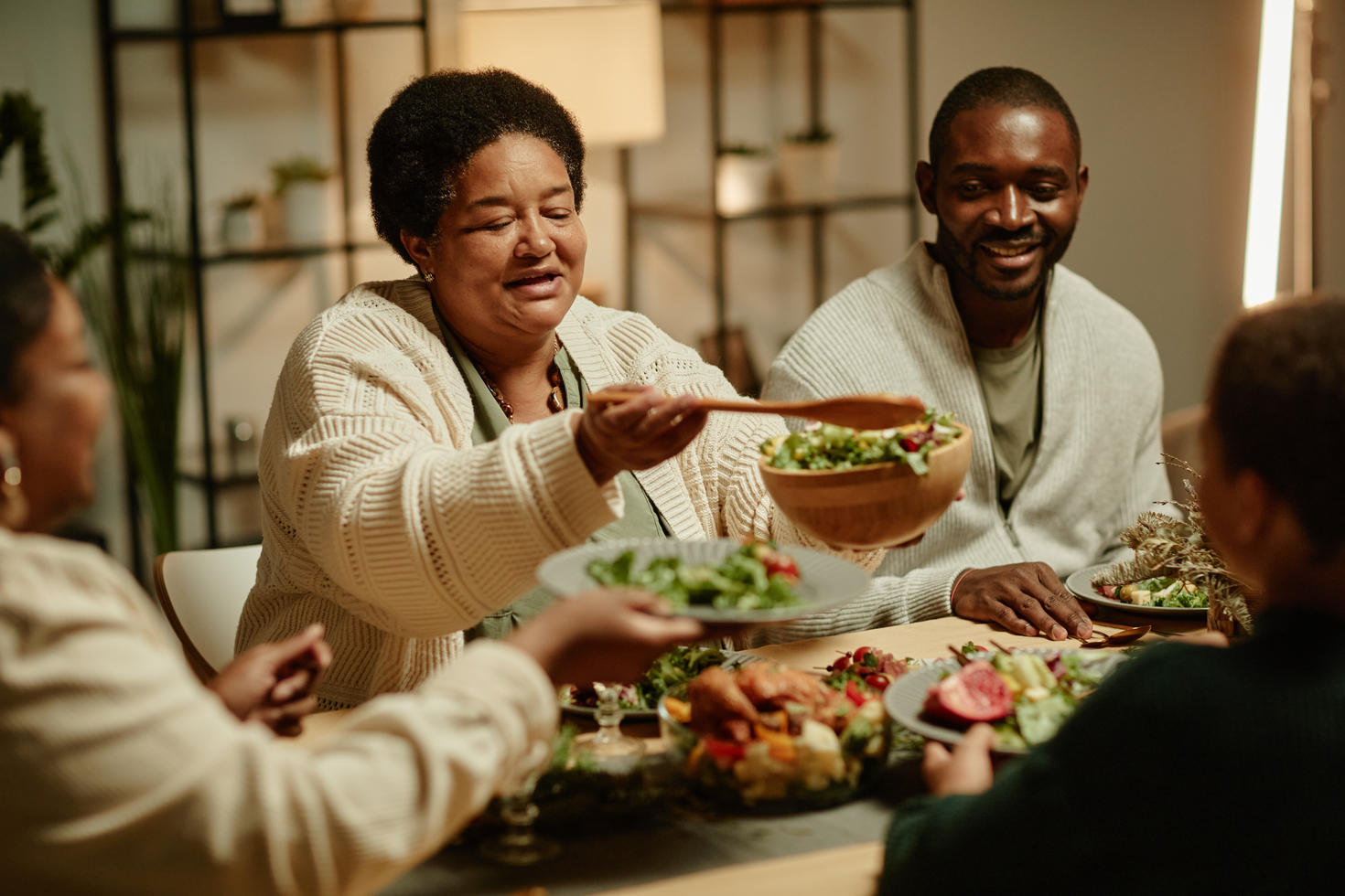 Une famille partageant un repas