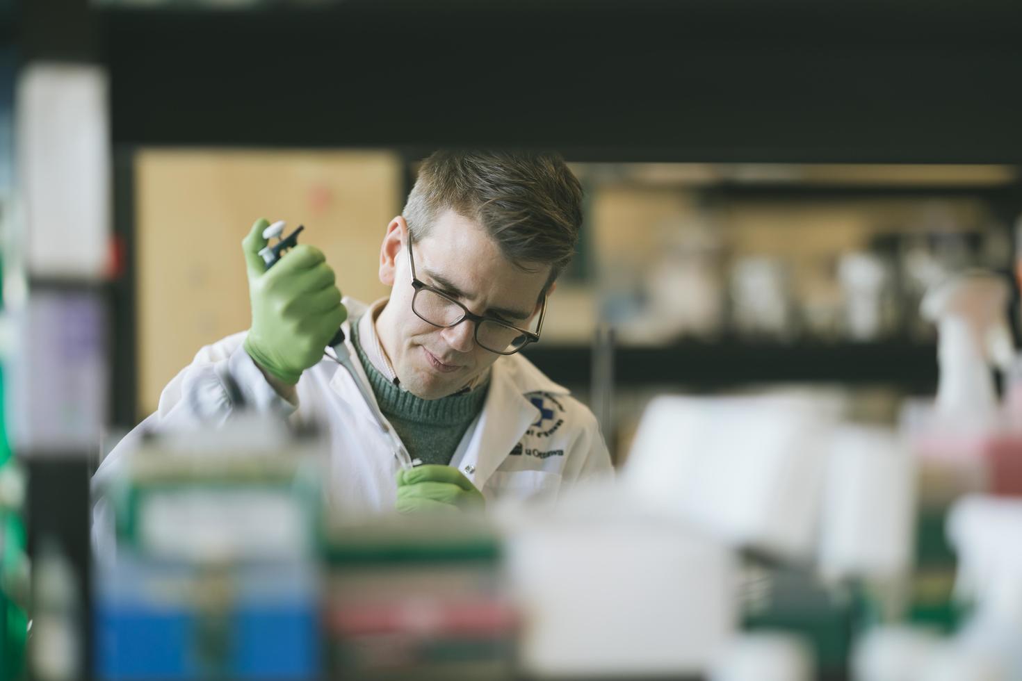 Dr David Cook travaillant dans un lab. 