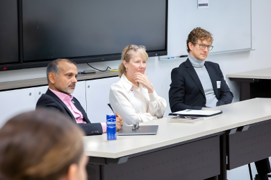 De gauche à droite, Muralee Murugesu, Martine Lagacé et Derrick Gibbings.