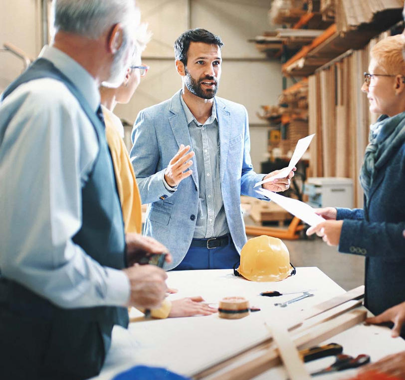 Des employés en conversation sur un chantier de construction